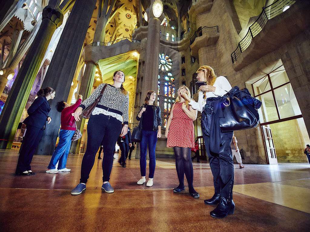 gaudi walking tour barcelona
