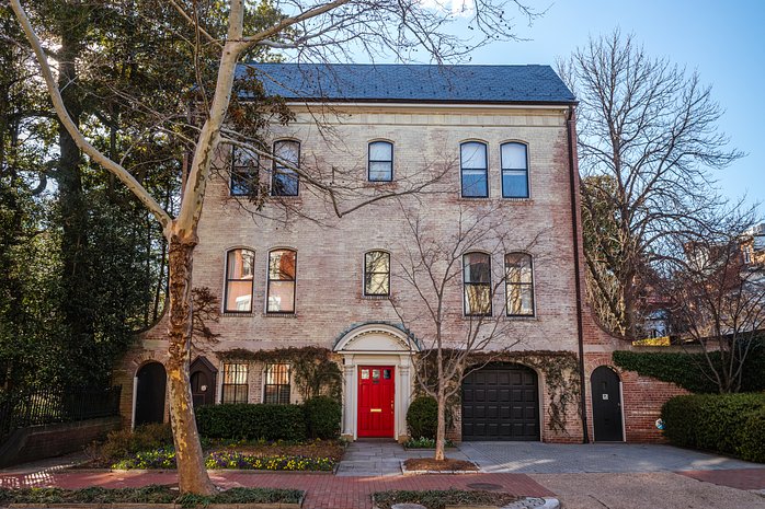 Georgetown Neighborhood Tour: From Port Town to Capital Landmark