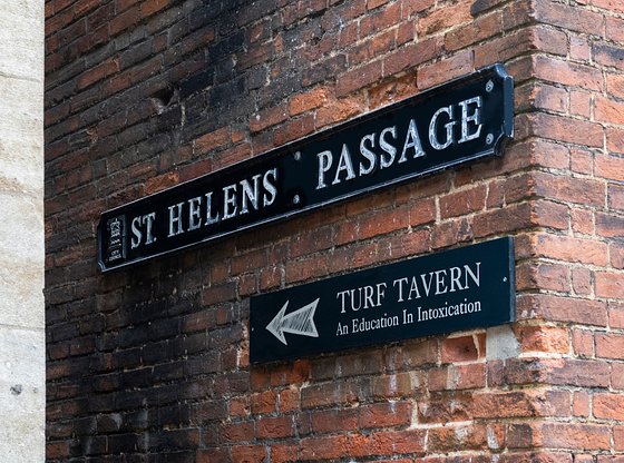 Oxford Pub History Tour: Medieval Taverns to Modern Brew Pubs