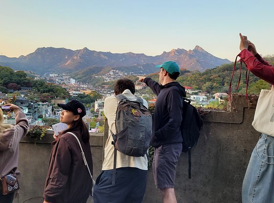 Buam-dong Neighborhood Tour: Seoul Culture in the Hills