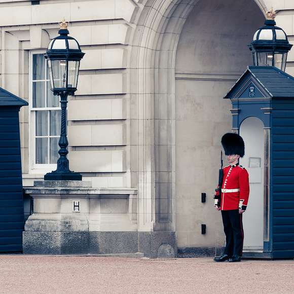 changing of the guard walking tour