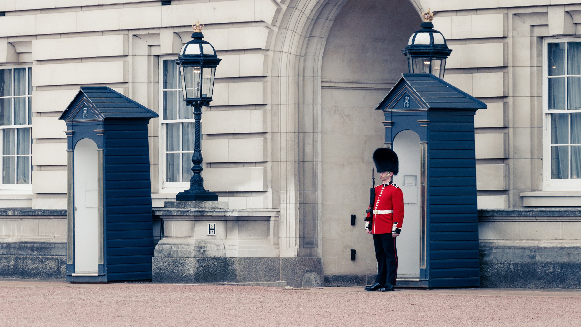 changing of the guard walking tour