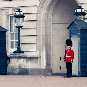 changing of the guard walking tour