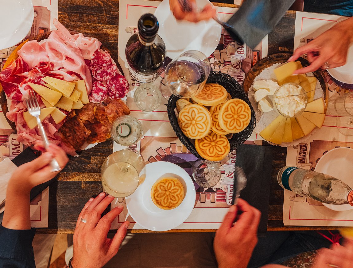 Bologna Food Tour: Markets and Local Classics