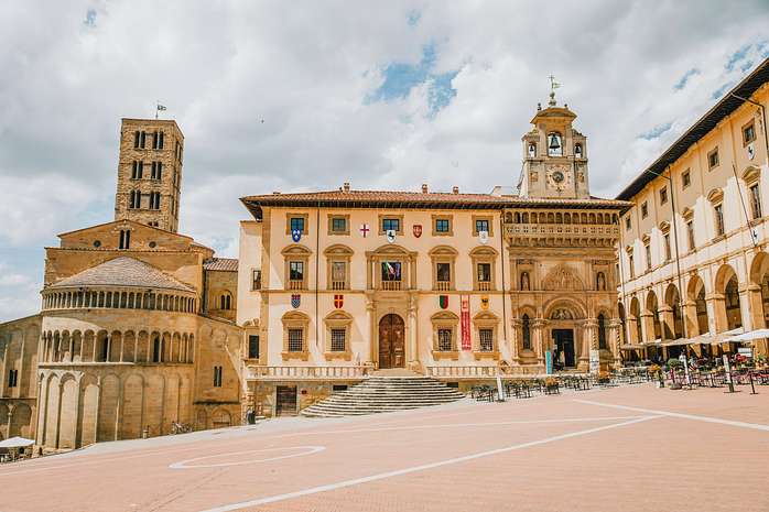 Sites and Insights: An Expert-Led Arezzo Welcome Tour